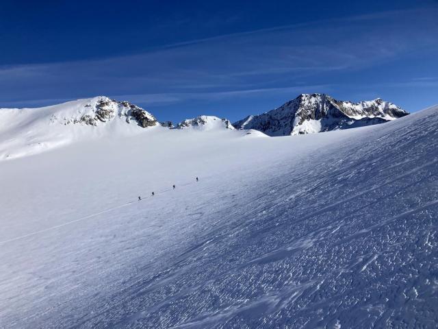 Skitourengeher in der Entfernung am Schneehang