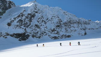 Aufstieg der Skitourengruppe im Stubai