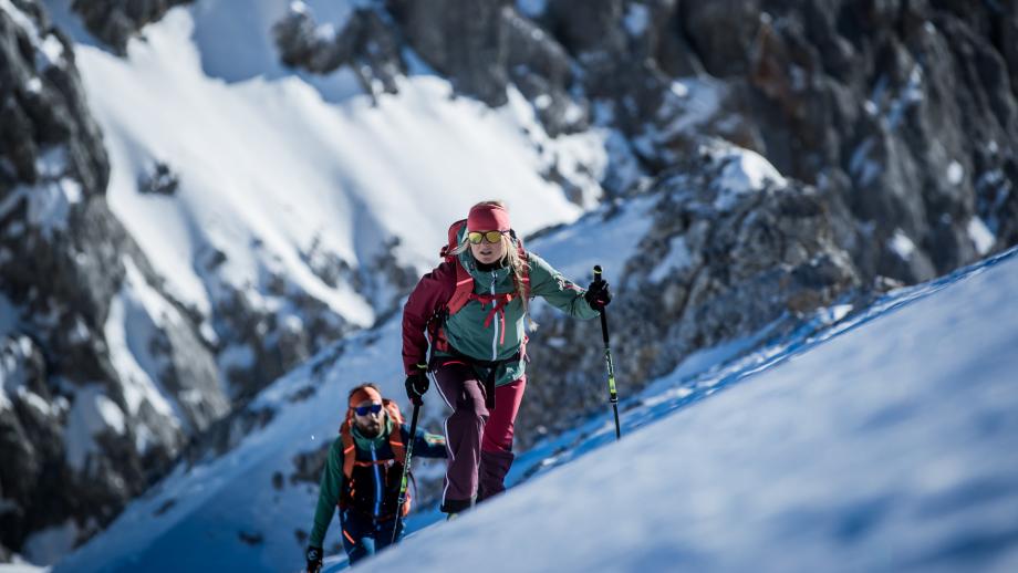 Skitouren Paar im Aufstieg zur Zugspitze