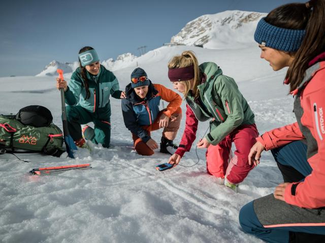Gruppe beim LVS Training im Schnee